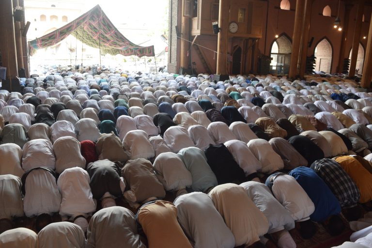 Quarter million faithful offered Jummat-ul-Vida prayers at Jamia Masjid