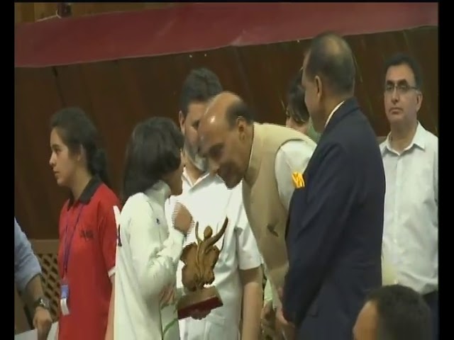 Crowd cheered Kickboxing Champion Tajamul for hugging, clicking selfie with Rajnath