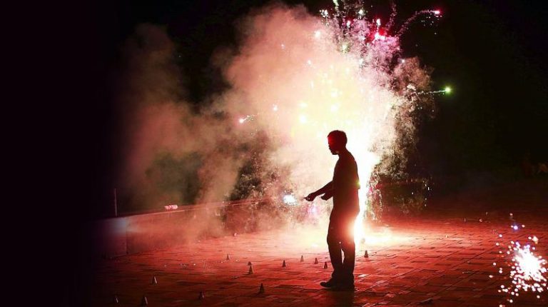 Govt imposes ban on sale & bursting of firecrackers in Srinagar