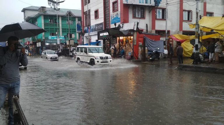 Massive water logging in Srinagar, admin on toes