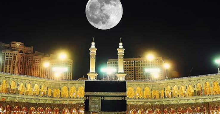 Moon aligns directly above Kaaba