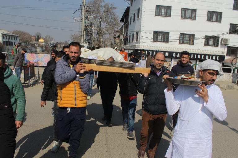 Muslims in Maisuma Srinagar perform last rites of Kashmiri Pandit