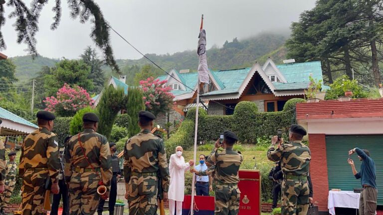 Farooq Abdullah who earlier said “So thavzi panni ghari” hoists national flag at his home